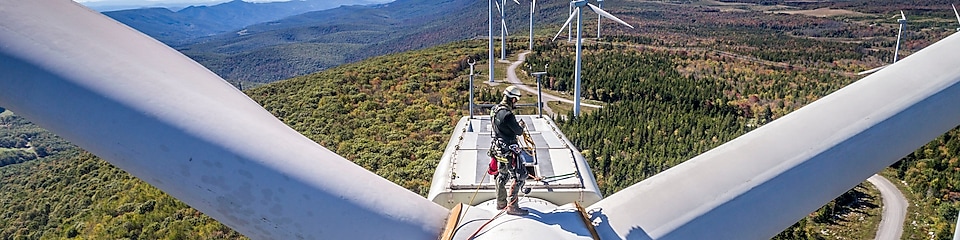 維修人員正在Mount Storm Wind Turbine高空作業。
