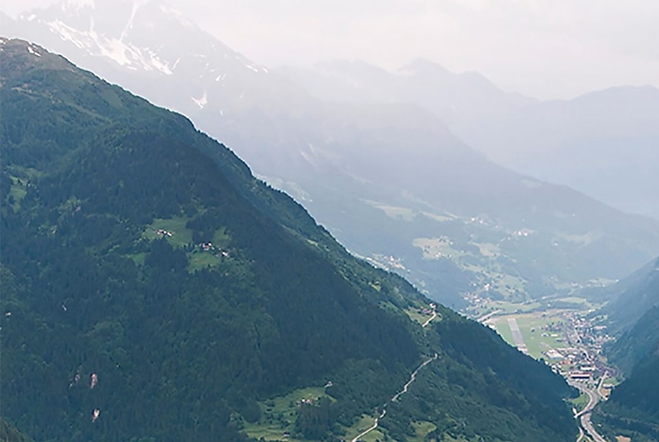 美麗景色下，山谷之間的道路