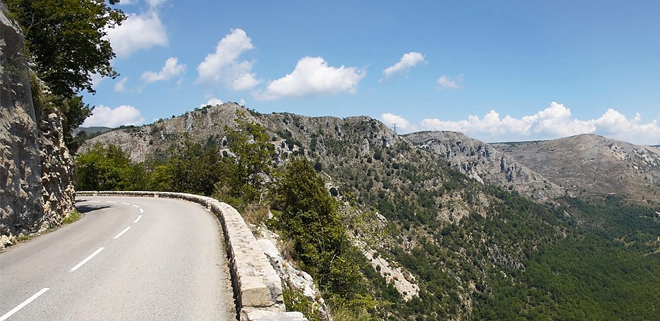 在美麗的大自然環繞下的山間道路